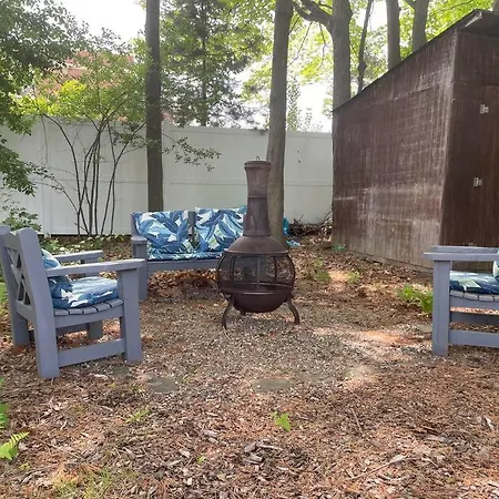 Cute Ranch House, Less Than 1 Mile To Downtown And Skidmore. 2 Miles To The Track And Spac